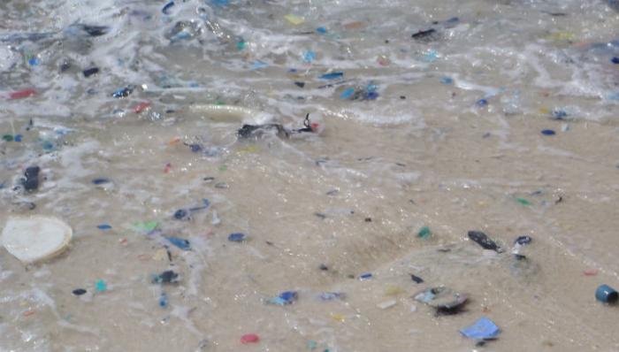 Пластиковый мусор на пляже острова Рождества в Индийском океане бали, изнанка, мальдивы, мусор